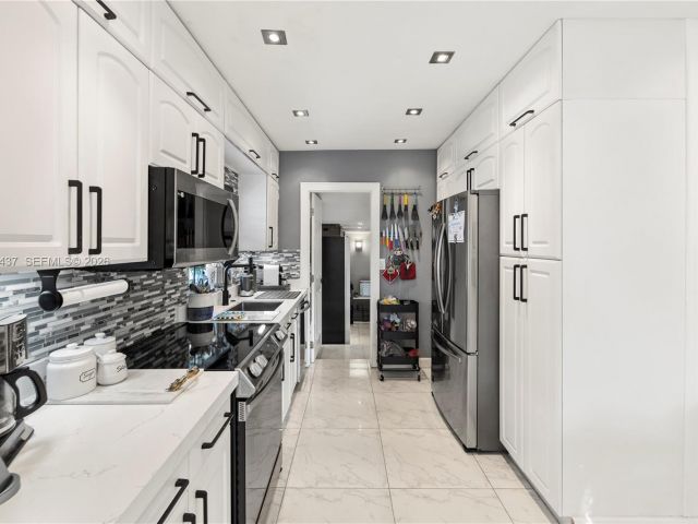 Home for sale at 117 SW 6th St - photo 7137583