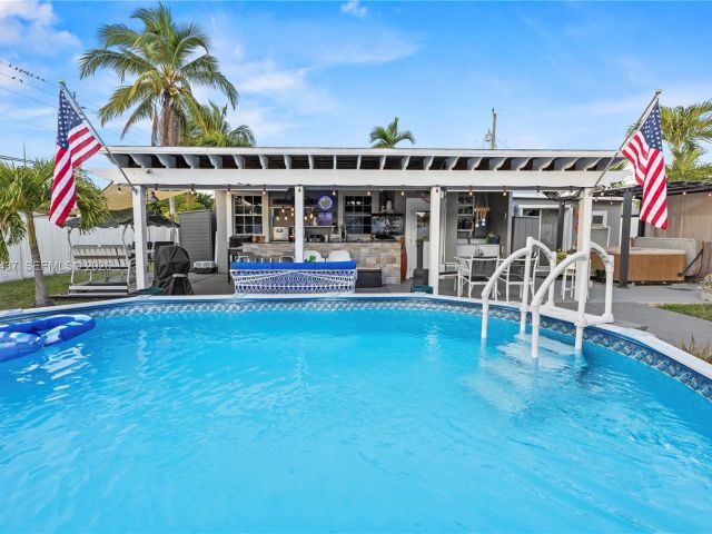 Home for sale at 117 SW 6th St - photo 7137591