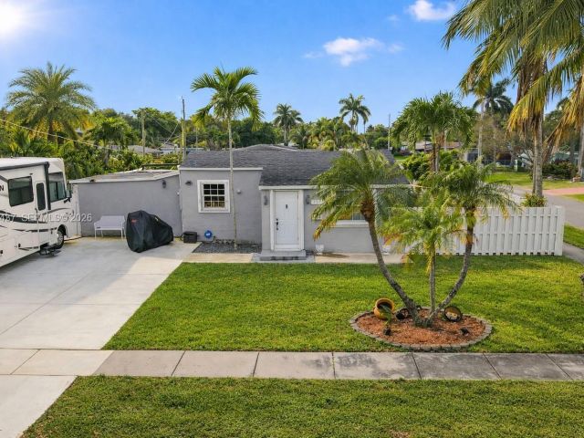 Home for sale at 117 SW 6th St - photo 7137593