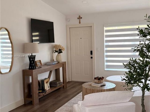 3-bedroom home for rent in Fort Lauderdale - 1108 SW 22nd Ter 0 - MondialRealty