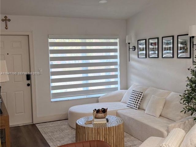 3-bedroom home for rent in Fort Lauderdale - 1108 SW 22nd Ter 0 - MondialRealty