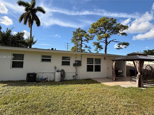 3-bedroom home for rent in Fort Lauderdale - 1108 SW 22nd Ter 0 - MondialRealty