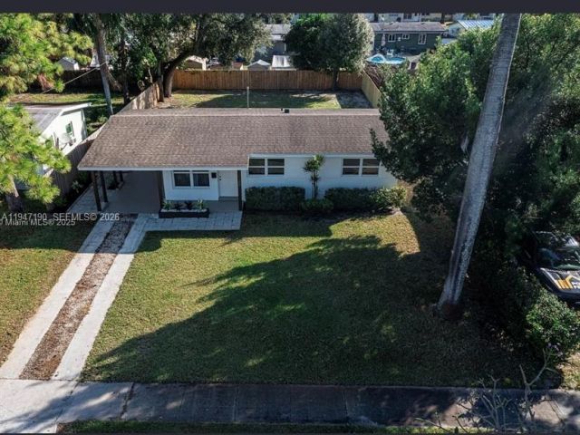 3-bedroom home for rent in Fort Lauderdale - 1108 SW 22nd Ter 0 - MondialRealty