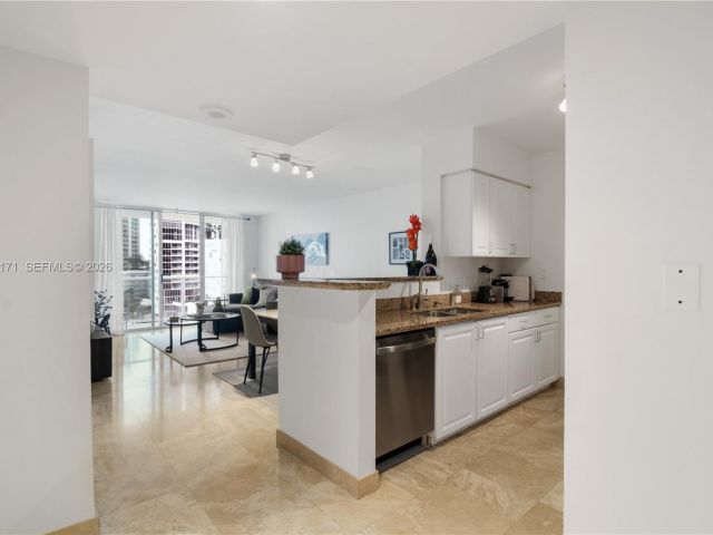 1-bedroom condo for sale in Miami - 1155 S Brickell Bay Dr 805 - MondialRealty