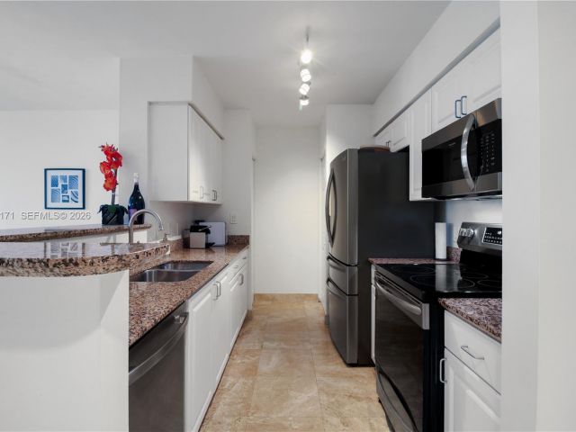 1-bedroom condo for sale in Miami - 1155 S Brickell Bay Dr 805 - MondialRealty