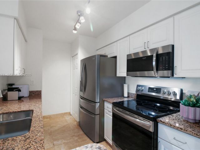 1-bedroom condo for sale in Miami - 1155 S Brickell Bay Dr 805 - MondialRealty