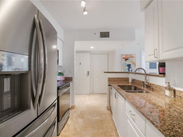 1-bedroom condo for sale in Miami - 1155 S Brickell Bay Dr 805 - MondialRealty
