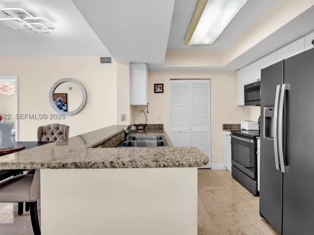 2-bedroom condo for sale in Aventura - 19501 W Country Club Dr 505 - MondialRealty