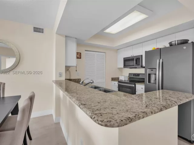 2-bedroom condo for sale in Aventura - 19501 W Country Club Dr 505 - MondialRealty