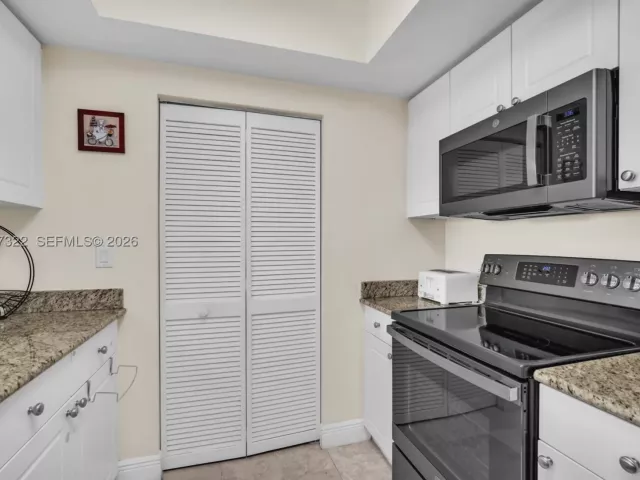 2-bedroom condo for sale in Aventura - 19501 W Country Club Dr 505 - MondialRealty