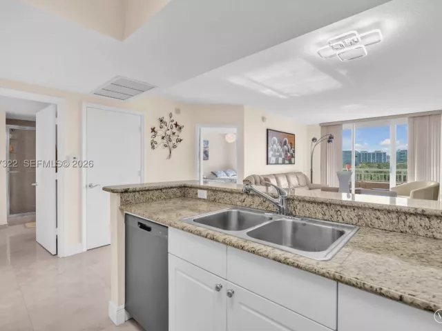 2-bedroom condo for sale in Aventura - 19501 W Country Club Dr 505 - MondialRealty