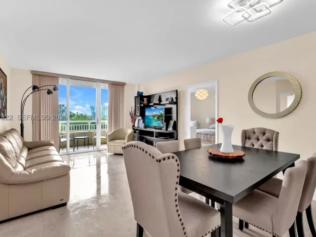 2-bedroom condo for sale in Aventura - 19501 W Country Club Dr 505 - MondialRealty