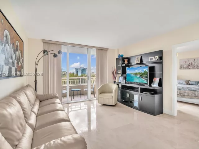2-bedroom condo for sale in Aventura - 19501 W Country Club Dr 505 - MondialRealty