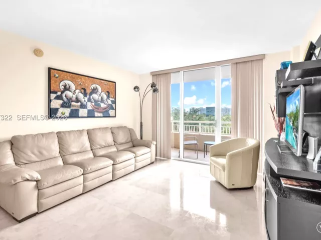 2-bedroom condo for sale in Aventura - 19501 W Country Club Dr 505 - MondialRealty