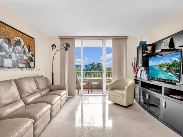 2-bedroom condo for sale in Aventura - 19501 W Country Club Dr 505 - MondialRealty