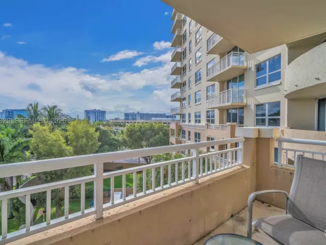 2-bedroom condo for sale in Aventura - 19501 W Country Club Dr 505 - MondialRealty