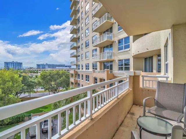 2-bedroom condo for sale in Aventura - 19501 W Country Club Dr 505 - MondialRealty
