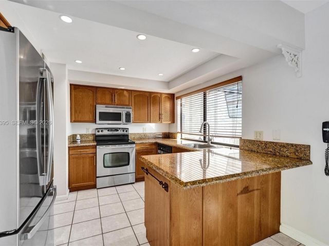 3-bedroom home for rent in Hollywood - 2990 Oaktree Ln 338 - MondialRealty