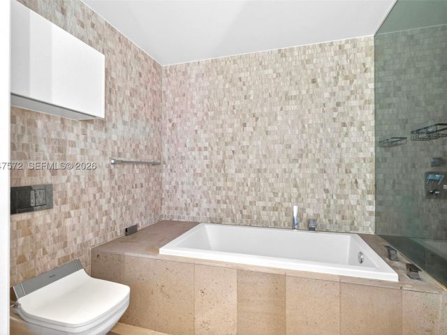 2-bedroom condo for rent in Miami - 68 SE 6th St 1702 - MondialRealty