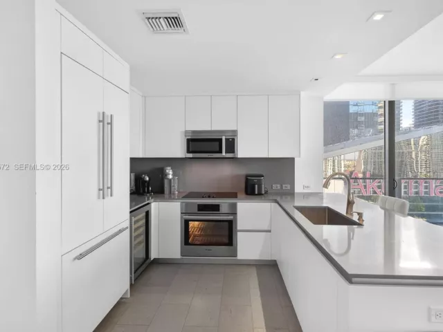 2-bedroom condo for rent in Miami - 68 SE 6th St 1702 - MondialRealty