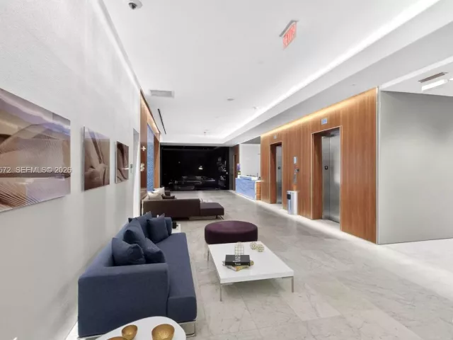 2-bedroom condo for rent in Miami - 68 SE 6th St 1702 - MondialRealty