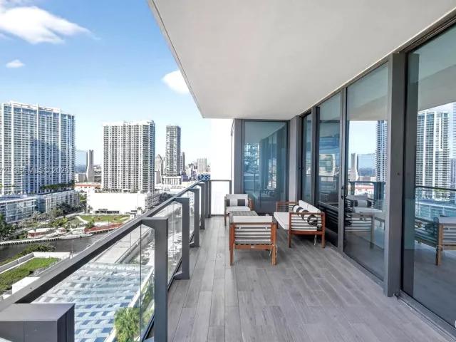 2-bedroom condo for rent in Miami - 68 SE 6th St 1702 - MondialRealty