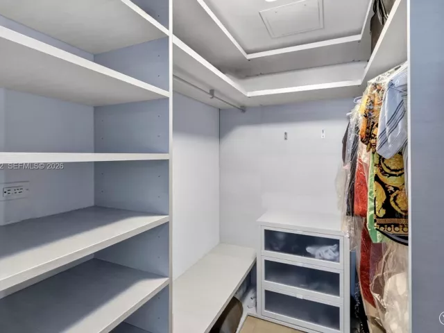 2-bedroom condo for rent in Miami - 68 SE 6th St 1702 - MondialRealty