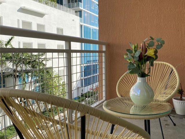 1-bedroom condo for sale in Miami - 2001 Biscayne Blvd 2306 - MondialRealty