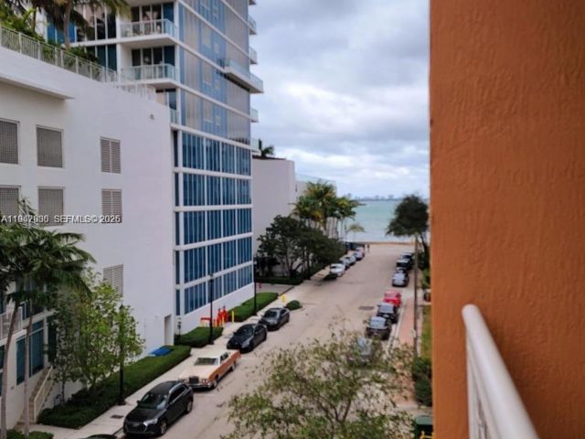 1-bedroom condo for sale in Miami - 2001 Biscayne Blvd 2306 - MondialRealty