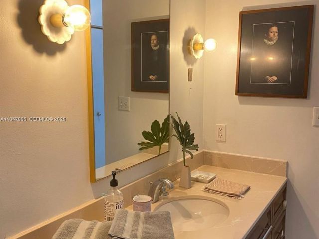 1-bedroom condo for sale in Miami - 2001 Biscayne Blvd 2306 - MondialRealty