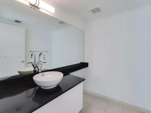 1-bedroom condo for sale in Miami - 31 SE 5th St 3306 - MondialRealty