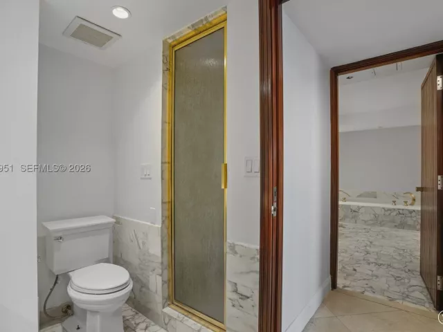 3-bedroom condo for rent in Aventura - 19355 Turnberry Way 25GR - MondialRealty