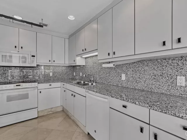 2-bedroom condo for sale in Bal Harbour - 10101 Collins Ave 11D +Cabana - MondialRealty