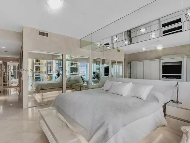 2-bedroom condo for sale in Bal Harbour - 10101 Collins Ave 11D +Cabana - MondialRealty