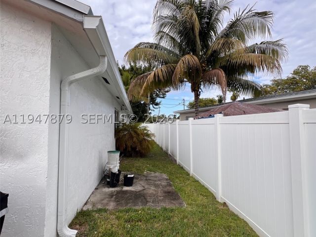 3-bedroom home for sale in Hallandale Beach - 747 SW 6th St - MondialRealty