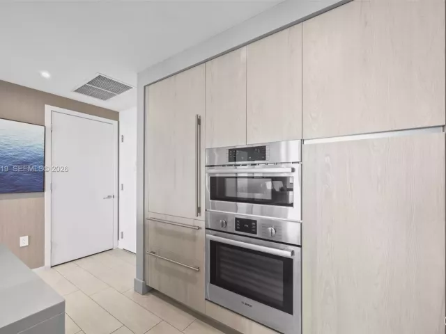 2-bedroom condo for sale in Hollywood - 4010 S Ocean Dr R2307 - MondialRealty