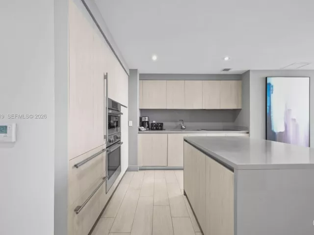 2-bedroom condo for sale in Hollywood - 4010 S Ocean Dr R2307 - MondialRealty