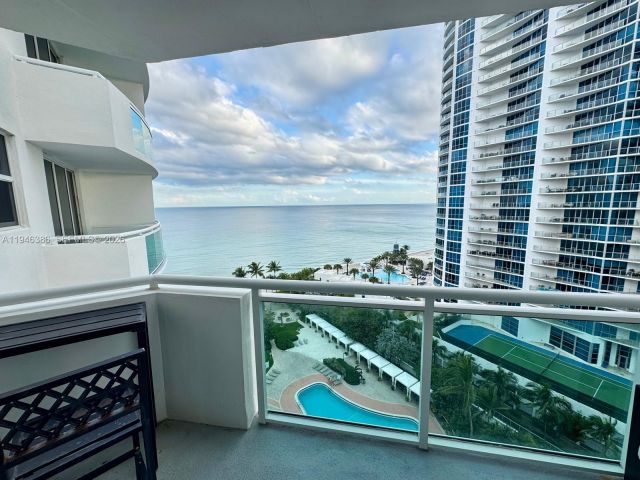 1-bedroom condo for rent in Hollywood - 3001 S Ocean Dr 1421 - MondialRealty