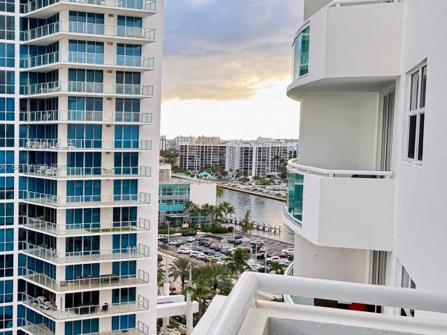1-bedroom condo for rent in Hollywood - 3001 S Ocean Dr 1421 - MondialRealty