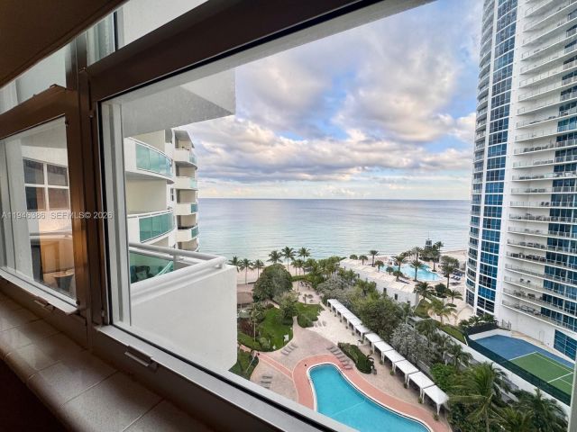 1-bedroom condo for rent in Hollywood - 3001 S Ocean Dr 1421 - MondialRealty