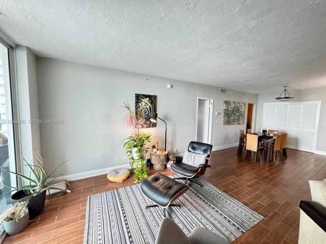 1-bedroom condo for rent in Hollywood - 3001 S Ocean Dr 1421 - MondialRealty