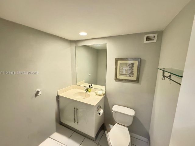1-bedroom condo for rent in Hollywood - 3001 S Ocean Dr 1421 - MondialRealty