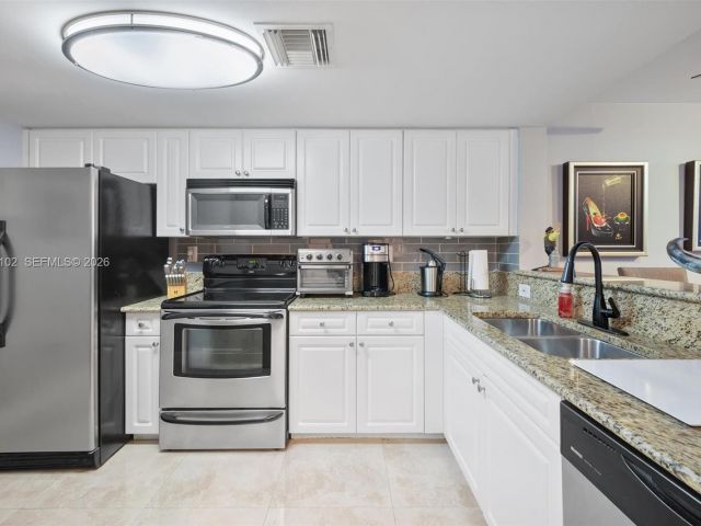 2-bedroom condo for sale in Fort Lauderdale - 520 SE 5th Ave 3209 - MondialRealty