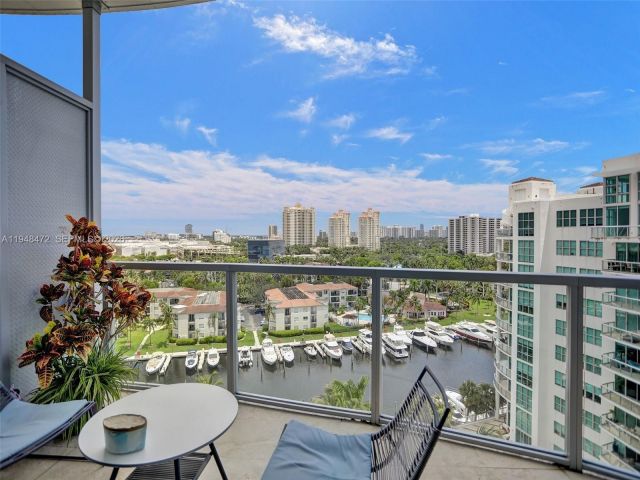 1-bedroom condo for sale in Aventura - 3029 NE 188th St 1024 - MondialRealty