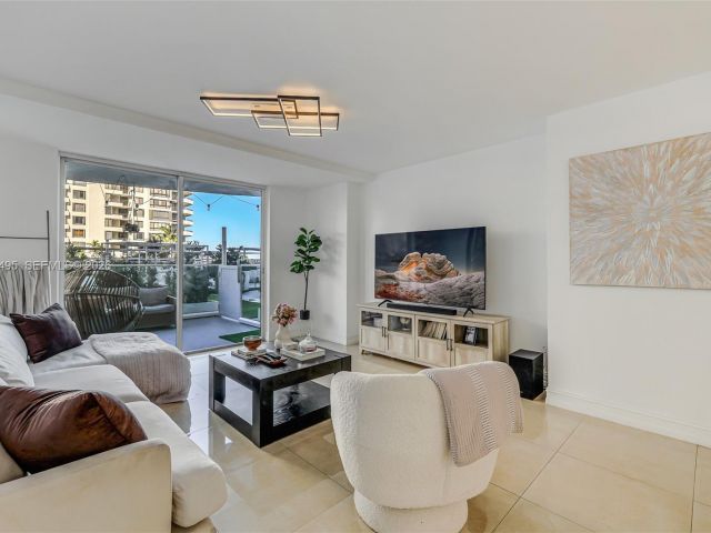 1-bedroom condo for sale in Miami - 770 Claughton Island Dr 409 - MondialRealty