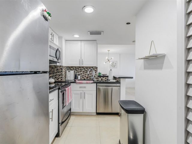 1-bedroom condo for sale in Miami - 770 Claughton Island Dr 409 - MondialRealty