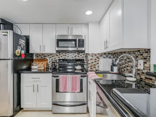 1-bedroom condo for sale in Miami - 770 Claughton Island Dr 409 - MondialRealty