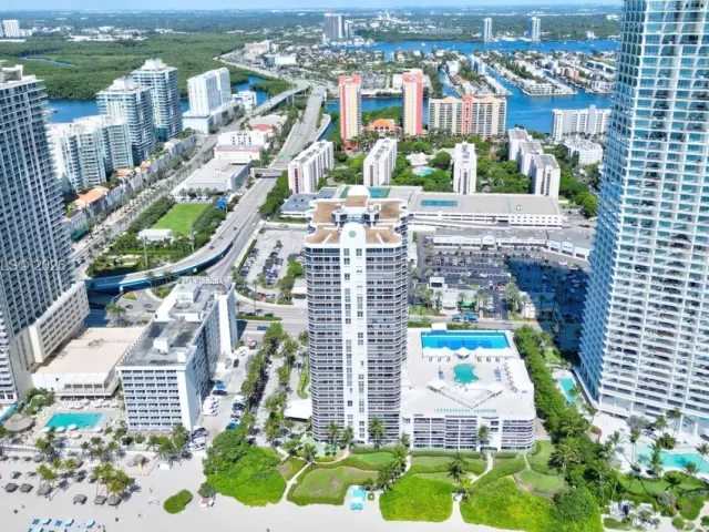 3-bedroom condo for rent in Sunny Isles Beach - 16711 Collins Ave 1004 - MondialRealty