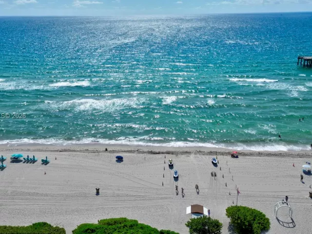 3-bedroom condo for rent in Sunny Isles Beach - 16711 Collins Ave 1004 - MondialRealty