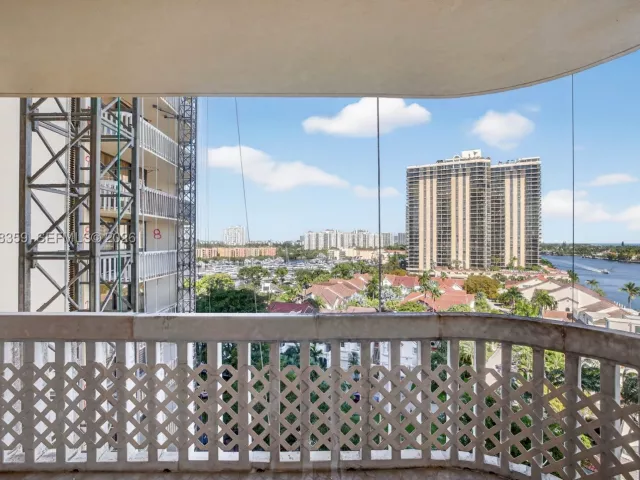 2-bedroom condo for sale in Aventura - 19355 Turnberry Way 8L - MondialRealty